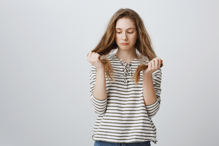 Rambut kering? Jangan khawatir! Temukan 6 cara ampuh untuk merawat rambut kering agar tetap sehat dan berkilau. Dapatkan kembali pesonamu dengan perawatan yang tepat! (freepik)