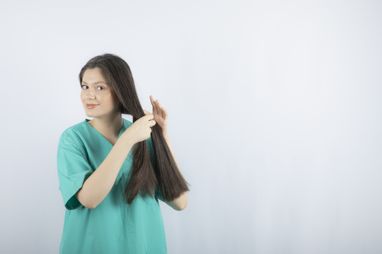 Lindungi rambutmu dari kerusakan! Temukan cara ampuh untuk menjaga kesehatan rambut agar tetap kuat dan berkilau. Yuk, rawat rambutmu dengan cinta! (freepik)