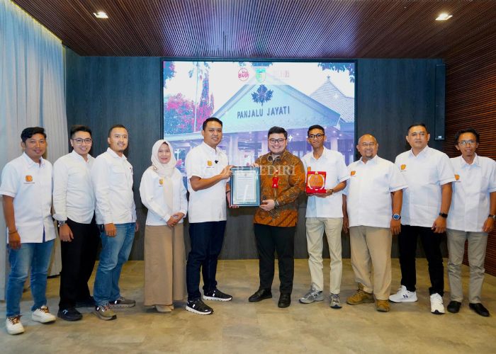 Bupati Kediri Hanindhito Himawan Pramana (5 dari kanan) menerima piagam penghargaan dari REI Komisariat Kediri (16/4). Dia dinilai mempermudah iklim investasi di Kabupaten Kediri.
