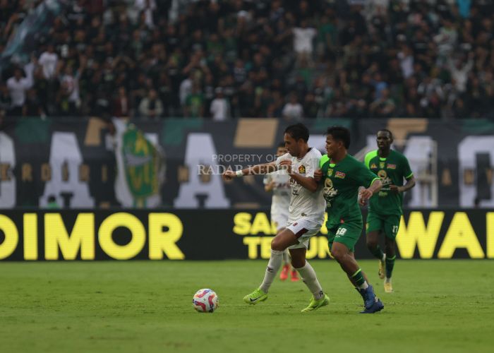 Laga Persebaya Surabaya versus Persik Kediri.