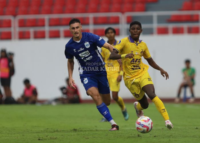 Hugo Samir beraksi saat melawan PSIS Semarang.