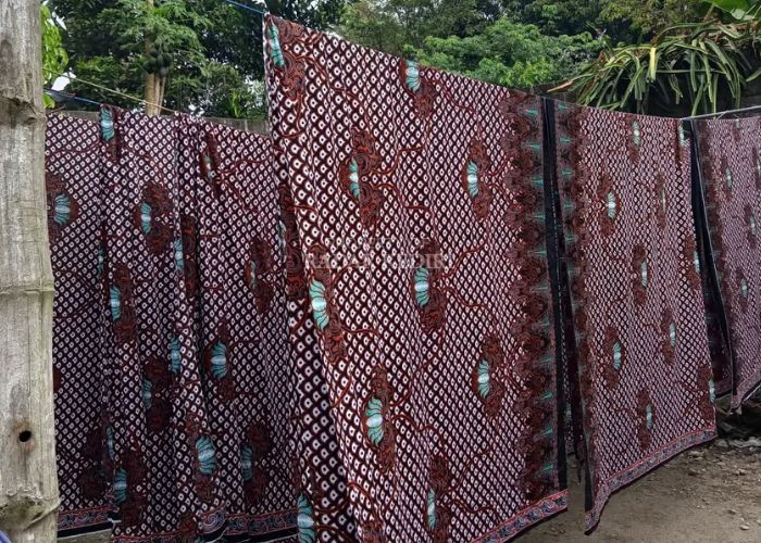 Batik kreasi Herlin, warga Desa Besuk Gurah Kediri.