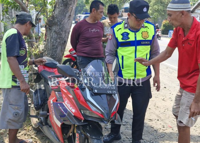 BARANG BUKTI: Motor Honda CBR yang terlibat kecelakaan dengan Bus Harapan Jaya diamankan.
