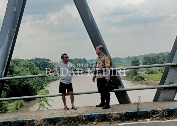 TKP: Seorang polisi berbincang dengan warga di Jembatan Kelutan-Papar.