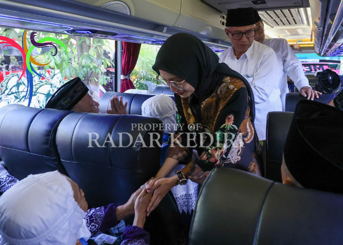 SEMOGA MABRUR: Wali Kota Kediri Vinanda Prameswari didampingi Wakil Wali Kota Gus Qowim berbincang dengan jemaah haji dari kota Kediri di dalam bus.