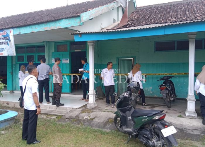 OLAH TKP: Polisi memasang garis polisi di ruang guru SDN 2 Pelas di Kras.