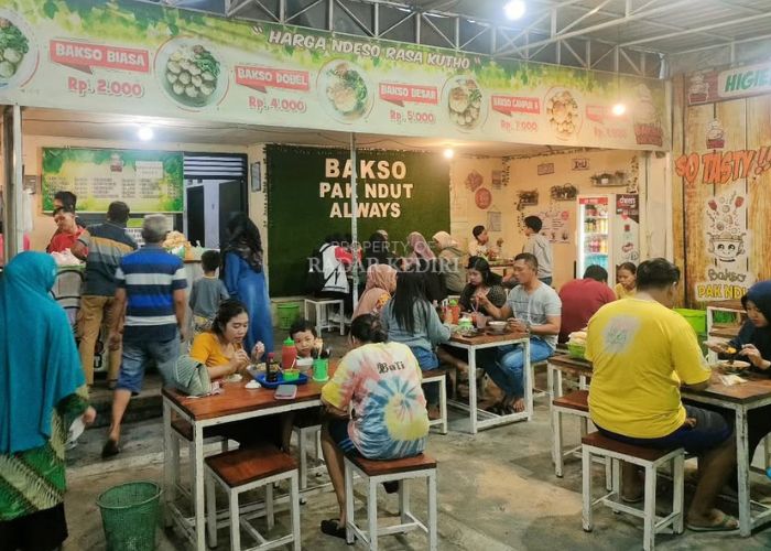 Bakso Pak Ndut ramai dikunjungi pembeli.