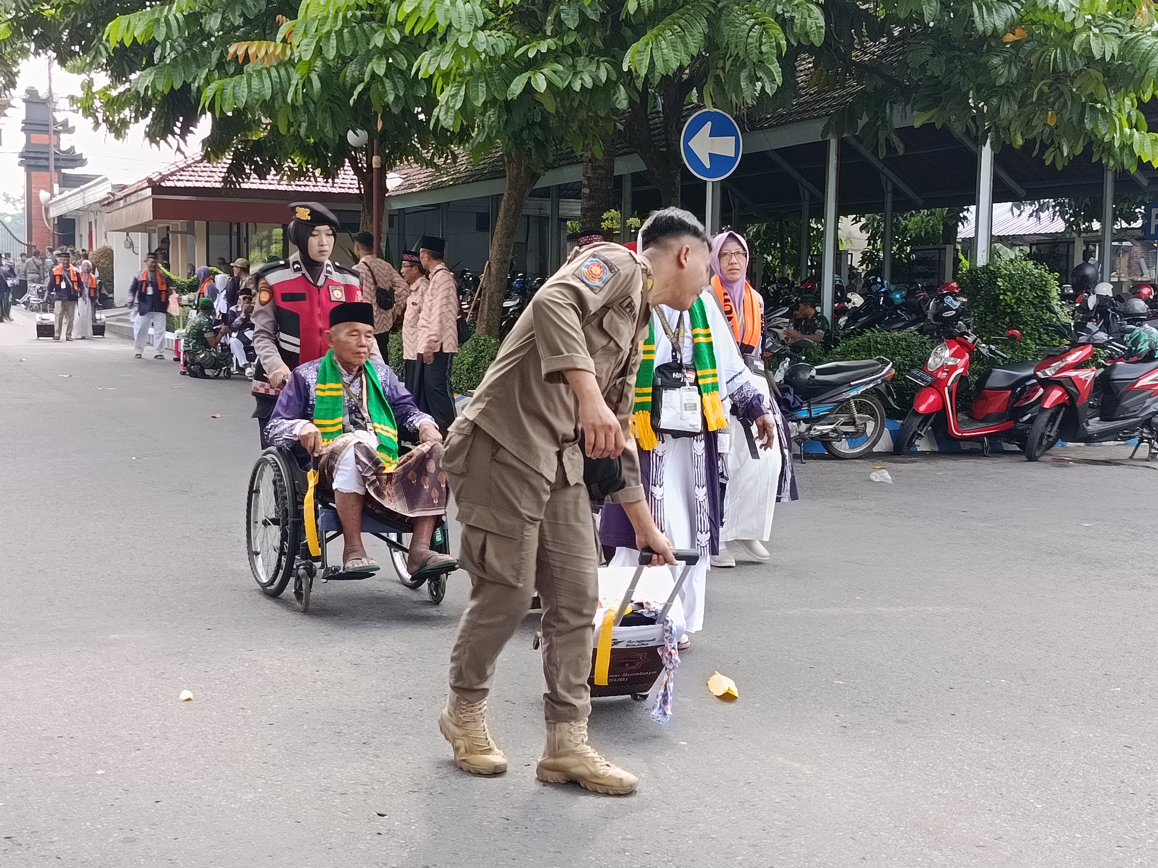 Suasana pemberangkatan calon jemaah haji di kantor Pemkab Kediri.
