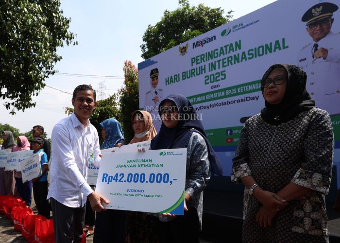 Kepala BPJS Ketenagakerjaan Cabang Kediri Muhamad Abdurrohman Sholih menyerahkan santunan kematian kepada ahli waris.