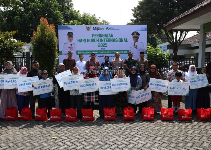 BPJS Ketenagakerjaan Cabang Kediri menyerahkan santunan kematian pada belasan orang ahli waris yang tergolong sebagai pekerja rentan di Kota Tahu.