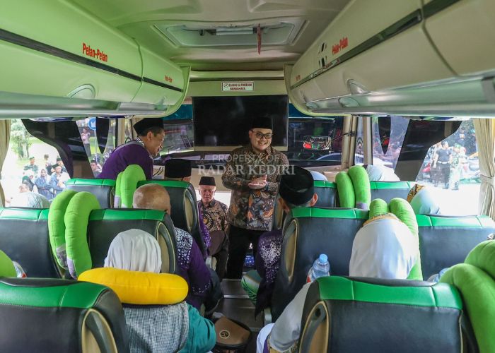 Bupati Kediri Hanindhito Himawan Pramana menyapa para jemaah haji yang kemarin bersiap berangkat ke Asrama Haji Sukolilo, Surabaya. Jemaah berangkat ke Tanah Suci hari ini (3/5).