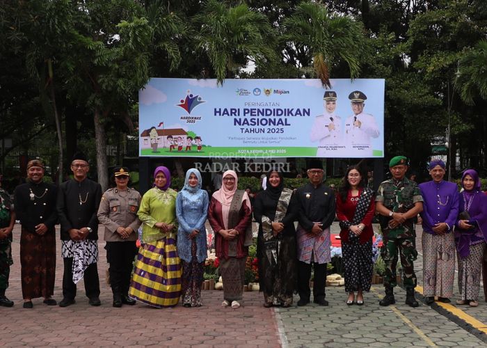 Wali Kota Kediri Vinanda Prameswati (7 dari kiri) bersama para pejabat Forkopimda Kota Kediri usai mengikuti upacara peringatan Hardiknas dengan memakai baju adat daerah.