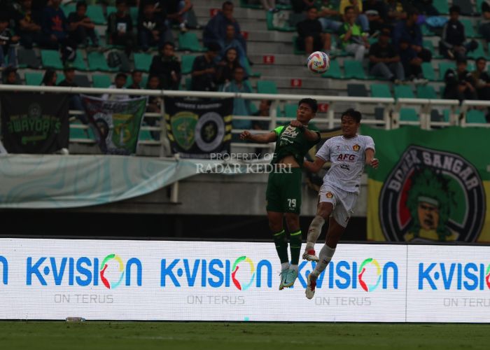 Vava Mario berduel dengan Malik Risaldi saat Persik Kediri melawan Persebaya Surabaya.