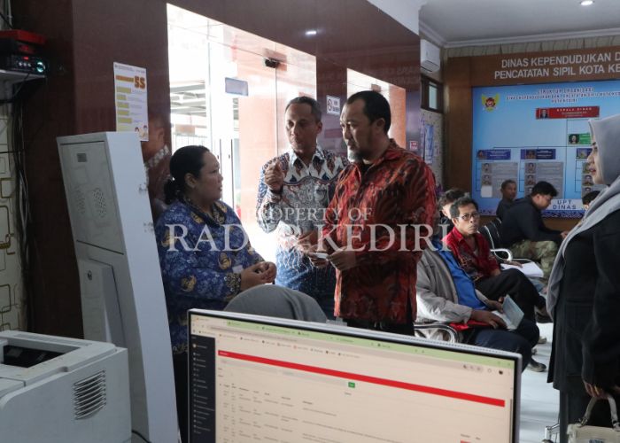 SIDAK: Ketua Komisi A DPRD Kota Kediri Ayub berbincang dengan pegawai dispendukcapil.