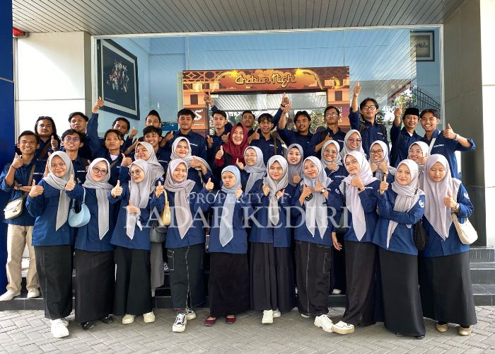 KUNJUNGAN: Mahasiswa UIT Tribakti Lirboyo foto bersama di depan kantor Jawa Pos Radar Kediri.