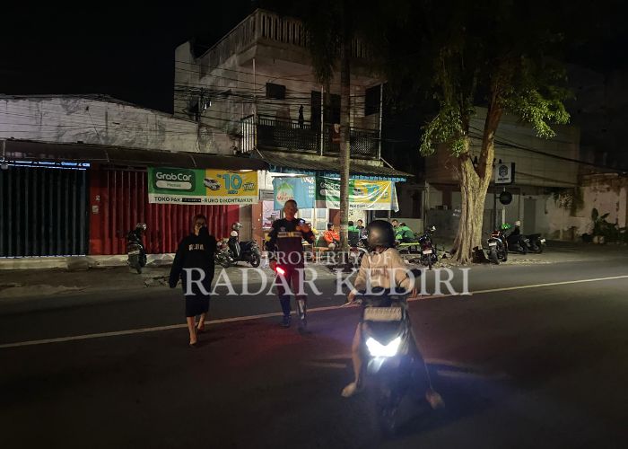 SIDAK: Anggota Satlantas Polres Kediri menghentikan pengedara tak menggunakan helm saat dini hari.