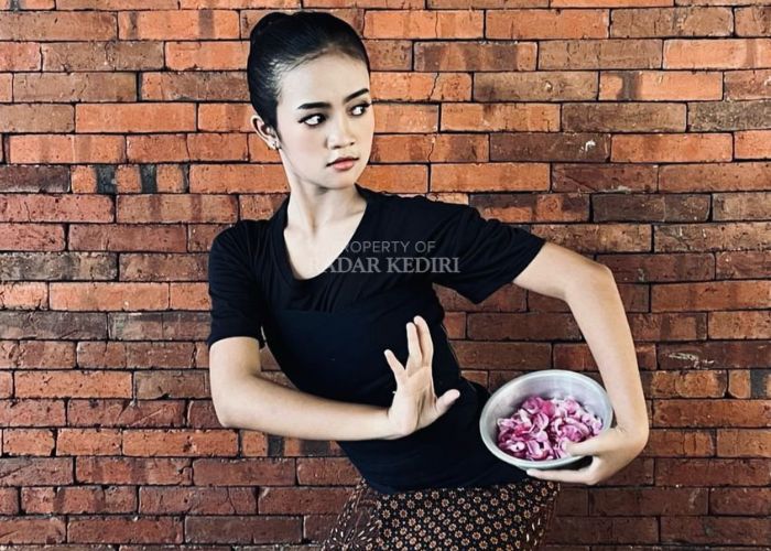 INSPIRATIF: Sosok Fitriara Kurnia Syafa memeragakan tarian tradisional.