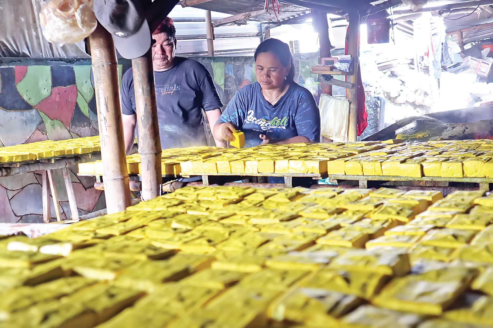 Produsen tahu yang melakukan impor kedelai untuk bahan baku.
