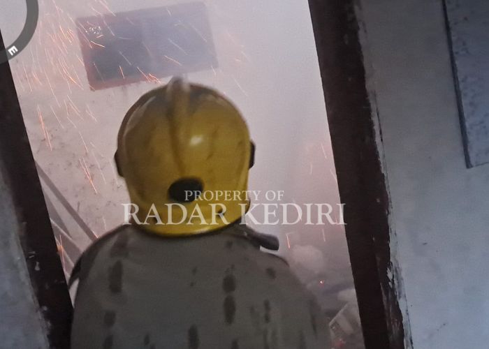 KEBAKARAN: Pemadam menjinakkan api yang melahap ruangan berisi burung puyuh.