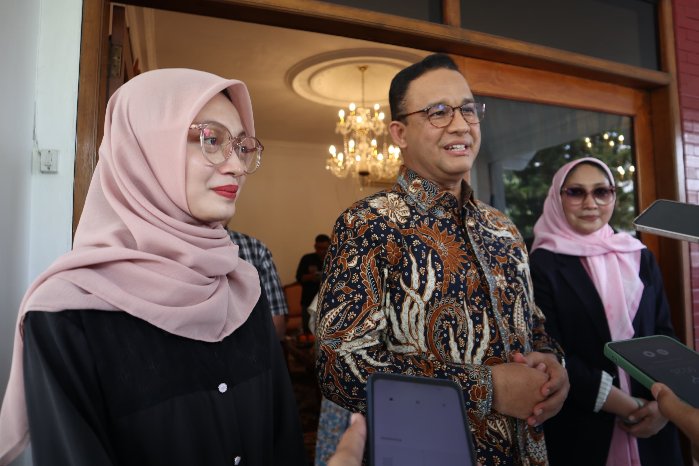 Anies Baswedan bersama Wali Kota Kediri Vinanda Prameswati.