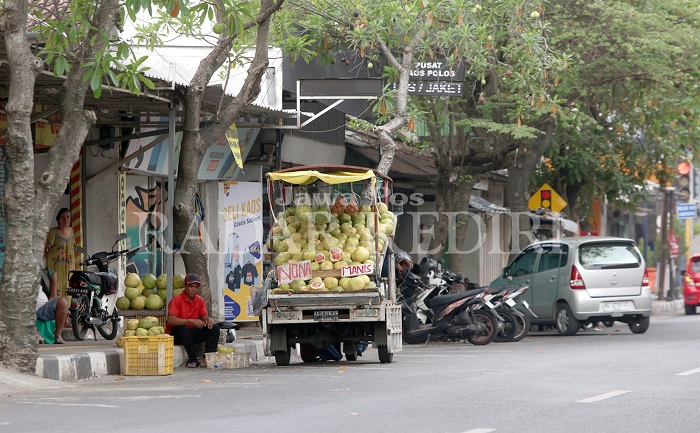 Sejumlah lapak PKL di Jl Pattimura akan mengikuti zonasi waktu berjualan mulai 19 Mei. Selain di ruas jalan itu, disperdagin berencana menertibkan PKL di Kelurahan Dandangan, Kota Kediri.