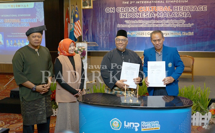 Rektor UNP Kediri Zainal Afandi (kanan) bersama perwakilan Malaysia menunjukkan MoU yang ditandatangani sebelum symposium internasional di hotel Grand Surya kemarin.
