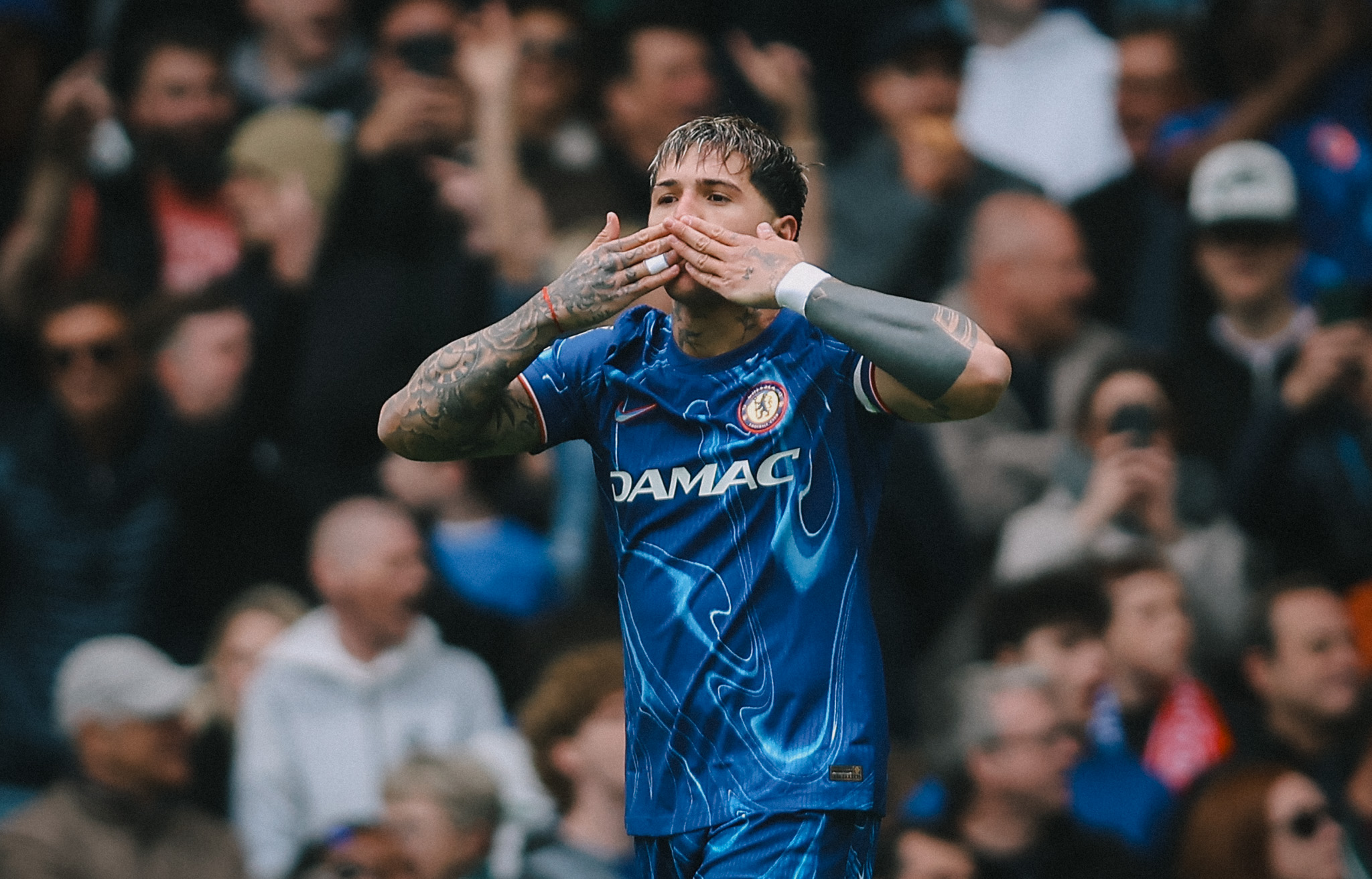 Enzo Fernandez selebrasi usai mencetak gol untuk Chelsea.