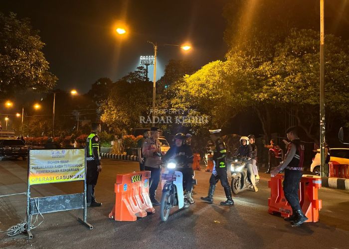 Petugas gabungan memeriksa kendaraan yang melintas di jalan Ahmad Yani, Kota Kediri.