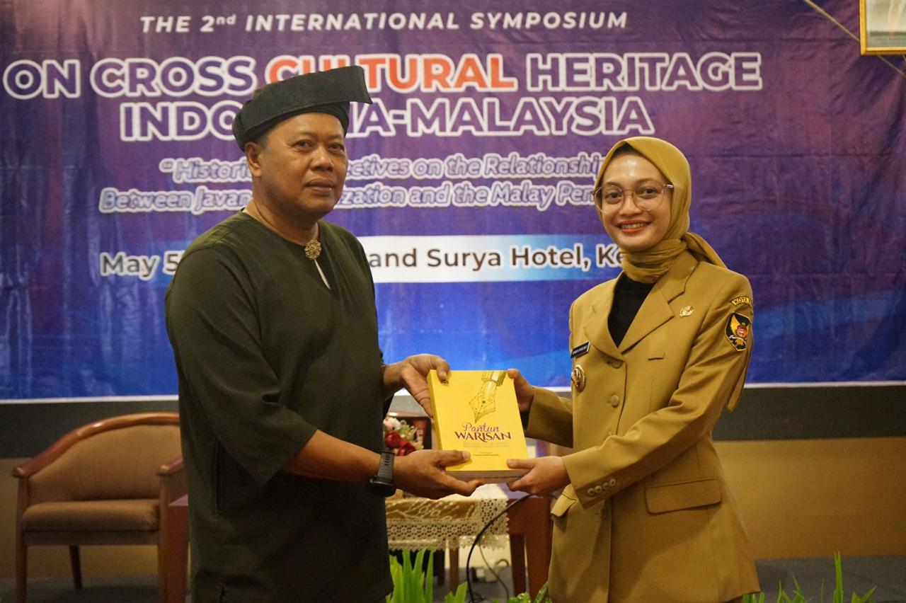 Wali Kota Kediri Vinanda Prameswati menyerahkan cenderamata usai membuka simposium yang berlangsung di hotel Grand Surya.