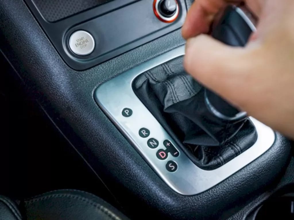Posisi D pada mobil matic.