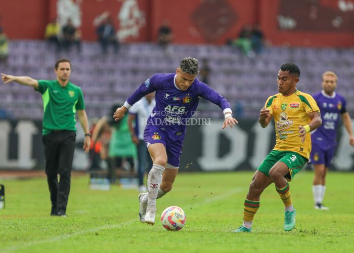 Fergonzi beraksi saat Persik Kediri menjamu Persebaya Surabaya.
