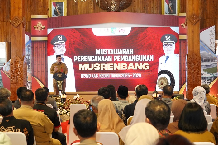 Bupati Kediri Hanindhito Himawan Pramana membuka Musrenbang RPJMD 2025-2029 di Pendapa Panjalu Jayati (6/5).