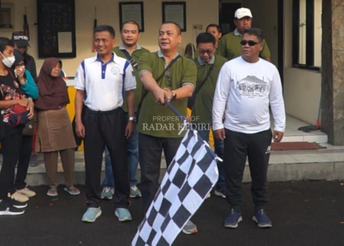 SELAMATAN BUKA GILING: General Manager PG Pesantren Baru Djarot Rudi Wardoyo didampingi jajaran manajemen memberangkatkan jalan sehat.