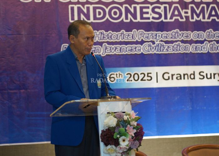 Rektor UNP Kediri memberikan sambutan.