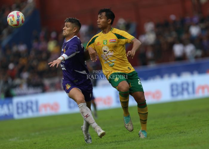 MONCER: Striker Persik Kediri Ramiro Fergonzi berhasil mengakhiri puasa gol usai mencetak brace saat melawan Persebaya Surabaya di Stadion Brawijaya, Kota Kediri Senin (5/5).