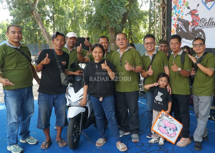 BANJIR HADIAH: Jalan sehat yang digelar PG Pesantren Baru dipenuhi berbagai hadiah menarik.