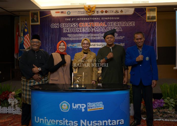 SINERGI: Rektor UNP Kediri Dr Zainal Afandi MPd dan Wali Kota Vinanda Prameswati berfoto bersama usai menandatangani perjanjian kerja sama dengan pihak Malaysia.