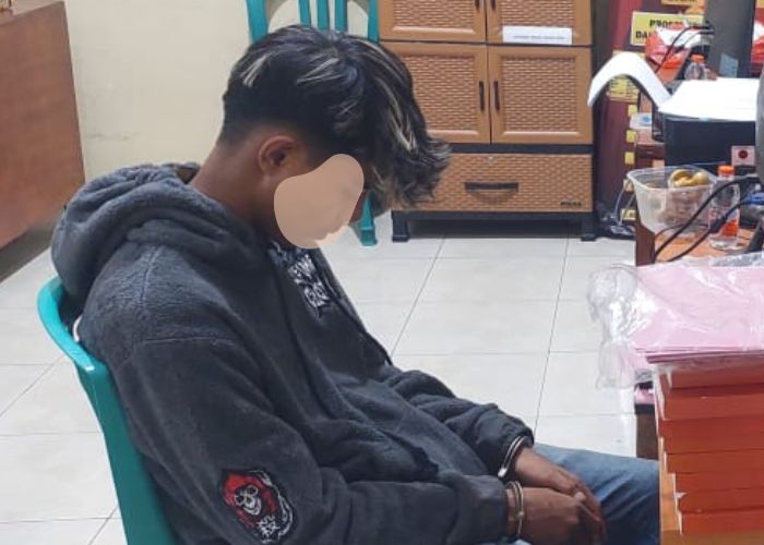 MENUNDUK: Tersangka Zul ketika diperiksa penyidik di Polsek Ngasem.