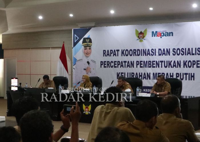 KEJAR TARGET: Wali Kota Vinanda Prameswati memimpiin rapat koordinasi percepatan pembentukan koperasi bersama lurah di Balai Kota Kediri/