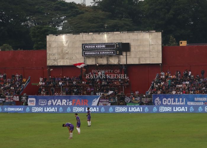 Banner di papan skor di Stadion Brawijaya dicopot oleh panpel.