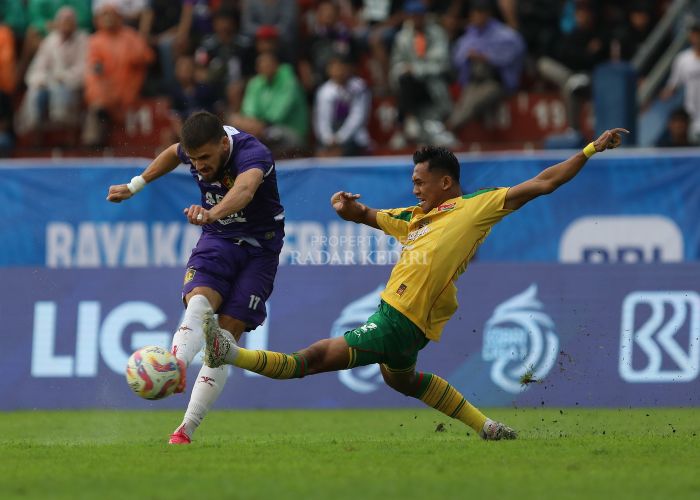 SEPAKAN KERAS: Playmaker Persik Kediri Majed Osman melepaskan tendangan saat melawan Persebaya Surabaya di Stadion Brawijaya, Senin sore (5/5).