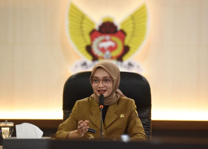 RESPONSIF: Wali Kota Kediri Vinanda Prameswati membeber berbagai terobosan di bidang pendidikan di ruang Joyoboyo Pemkot Kediri kemarin.