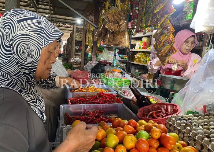 LARIS: Penjualan sayur di pasar tradisional  tetap ramai meski harga berangsur naik.