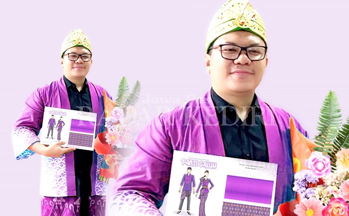 Franky menunjukan desain pakaian khas Kota Kediri yang menang dalam sayembara yang digelar Prokopim Pemkot Kediri.