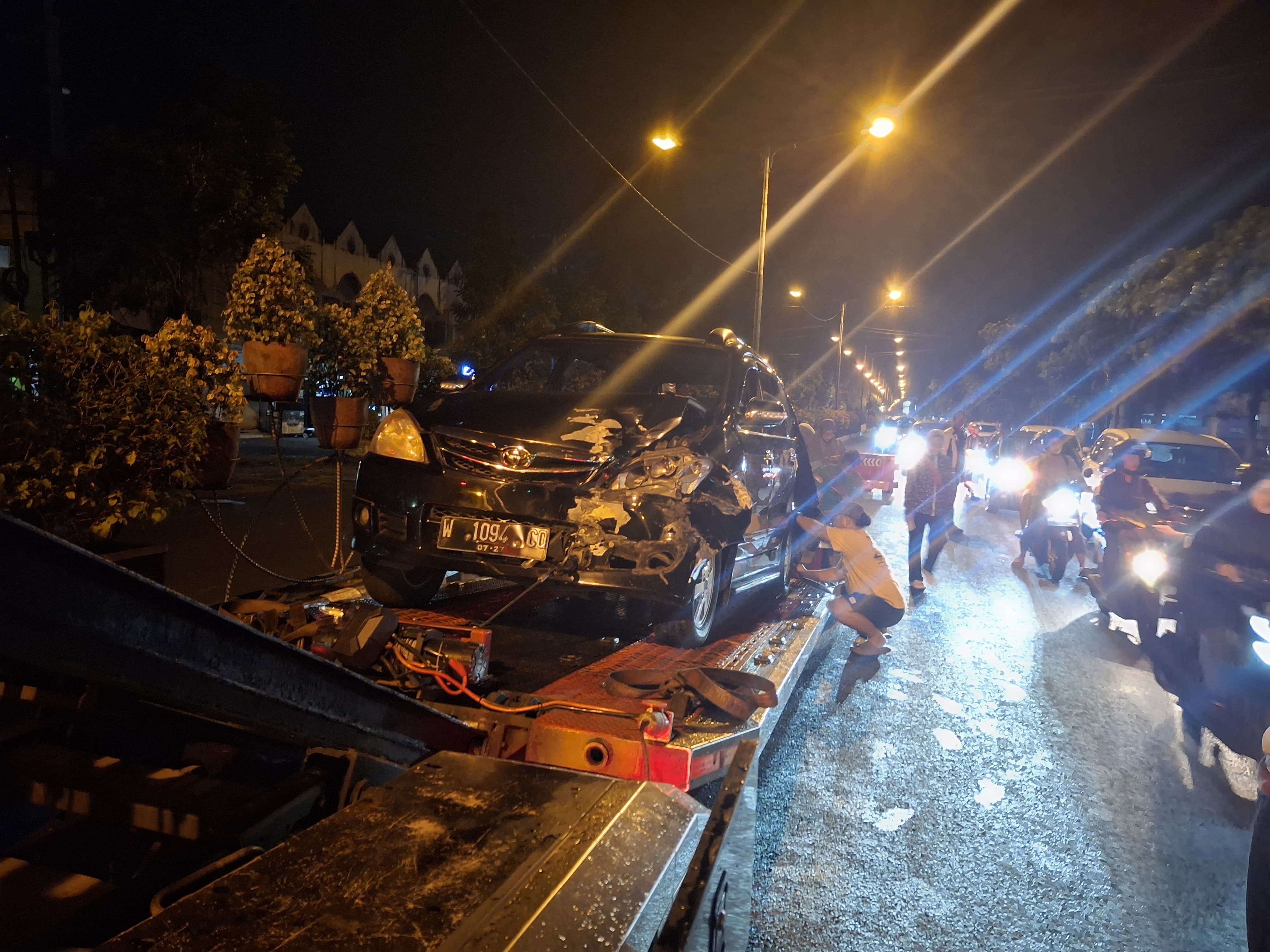 Toyota Avanza rusak parah usai terlibat tabrakan beruntun di depan Hutan Joyoboyo Kota Kediri.