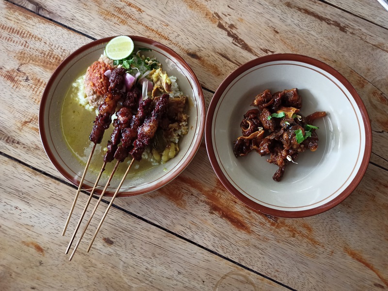 Sate dan kresengan kambing satak