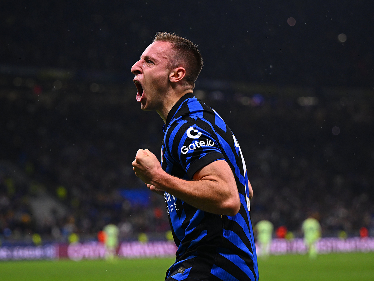 Inter Milan rayakan kemenangan 4-3 atas Barcelona.