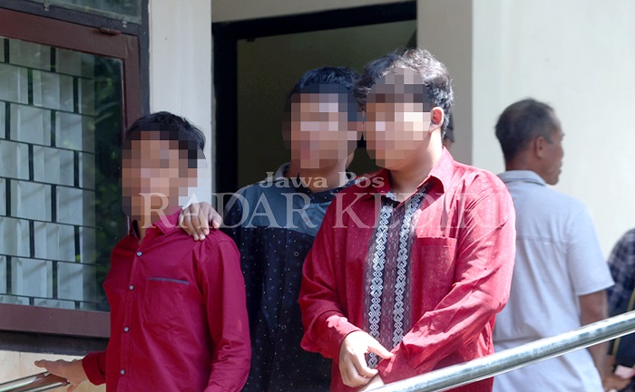 Tiga terdakwa pelaku pengeroyokan terhadap Rayyan usai mengikuti sidang di PN Kabupaten Kediri. Mereka dituntut hukuman pelatihan kerja.