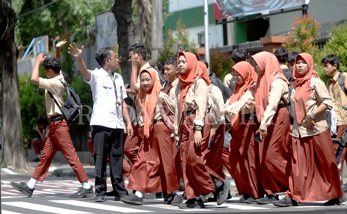 Siswa SMPN 8 bersiap pulang sekolah. Pemerintah menyiapkan pendidikan gratis untuk sekolah negeri dan swasta.