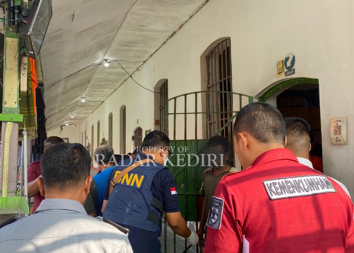 KETAT: Petugas gabungan melakukan operasi di Lapas IIA Kediri.